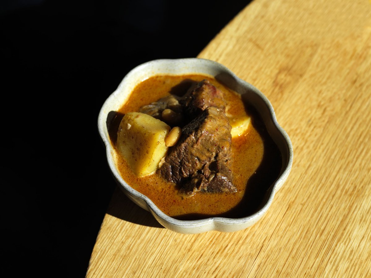 Amazing shot of Chat Thai’s Massamun Nuea - a curry of slowly braised beef shin and potato

Taken by <a href="/jasonloucas/">Jason Loucas</a> will be featured on the People Plates Places by <a href="/patnourse/">Pat Nourse</a> on <a href="/_raremedium/">Rare Medium Journal</a>

Read full article: raremediummag.com/issue/11-a-new…