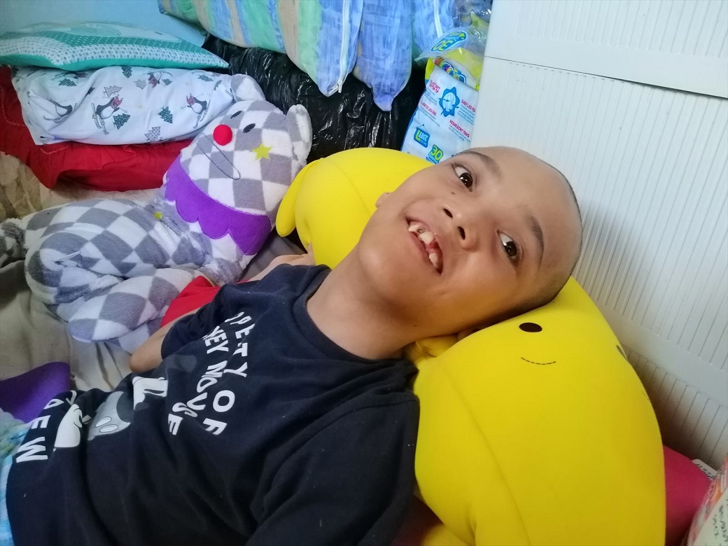 ワールドギフト国際支援ngo 再利用 寄付活動 フィリピン 脳性麻痺の少年マーク君 7 17現地 マーク君のご家庭への支援は 17年8月から16回目になります 笑顔がかわいいマーク君に いつも元気をもらっています バリアフリー 危険が伴う