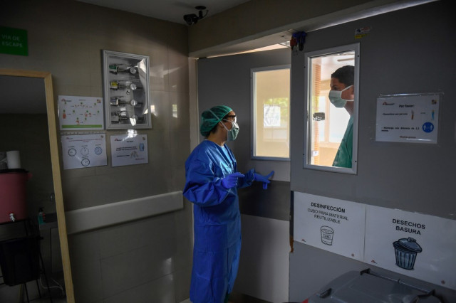 mariayanesh's tweet photo. Temen colapso en hospitales venezolanos por el aumento de los casos de COVID-19 https://t.co/xEPsLzL6jf Era de esperarse. Las precarias condiciones en los hosp.  ya estaban presentes antes de la pandemia. Por mas denuncias y reclamos x parte del sector salud, no hubo respuesta https://t.co/pvXlMjwazg