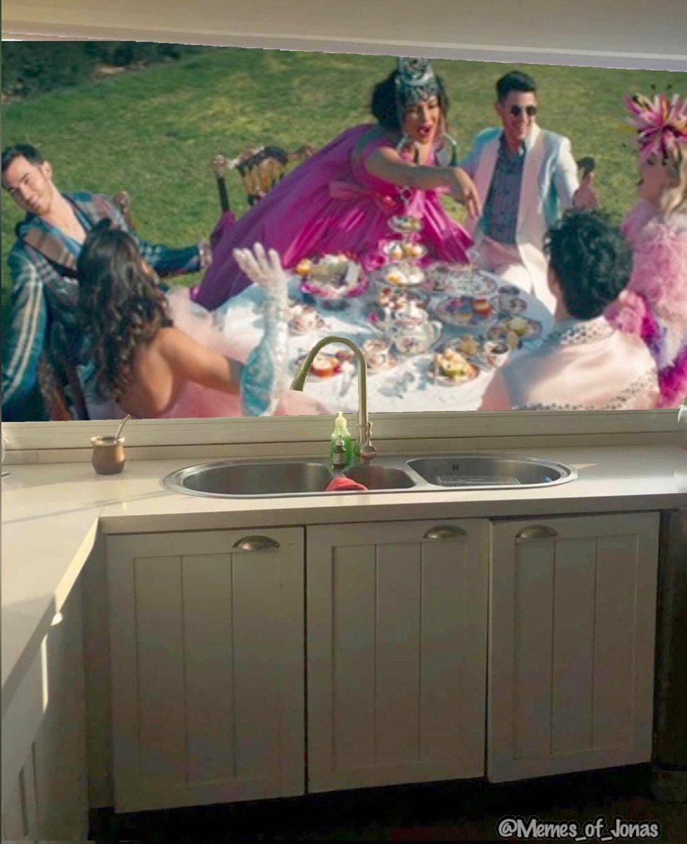Hayleyx3jb's tweet photo. Imagine doing dishes with that view 💖 @kevinjonas @daniellejonas @priyankachopra @nickjonas @sophiet @joejonas #jonasbrothers #sucker #jsisters https://t.co/6nmpQLnup1 https://t.co/WFmsDdx4qE