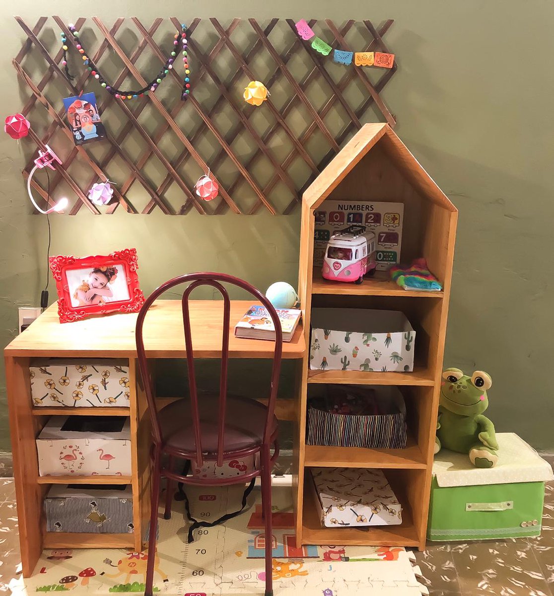 LiLitaBr's tweet photo. Hola! Mi papá se aburrió en esta cuarentena y descubrió que le gusta hacer muebles de madera. Lo que le pidas, él te lo hace y a buen precio. Su consulta no molesta y su RT se agradece😁. Ayuden a mi viejito a estar entretenido💜 https://t.co/1ejXhKb7i7