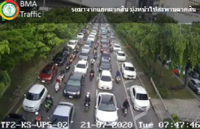 07.49 น. ถนนกรุงธนบุรี ขาเข้า ข้ามสะพานสมเด็จพระเจ้าตากสิน การจราจรติดขัดมาก ท้ายแถวสะสมบีทีเอส วงเวียนใหญ่