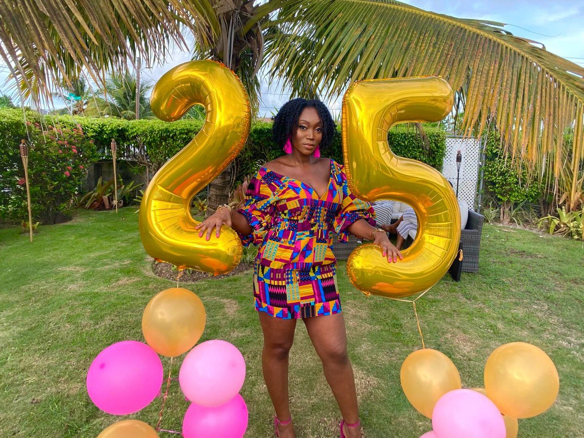 sytiayvonne's tweet photo. This is 25. ๐
#twentyfine #birthdaygirl #birthdaybehavior #queenbehavior #birthdayballoons #birthdaybeat #afrochic #africanprint #africanfashion #africanstyle #africanbeauty https://t.co/fwtgNaKwli