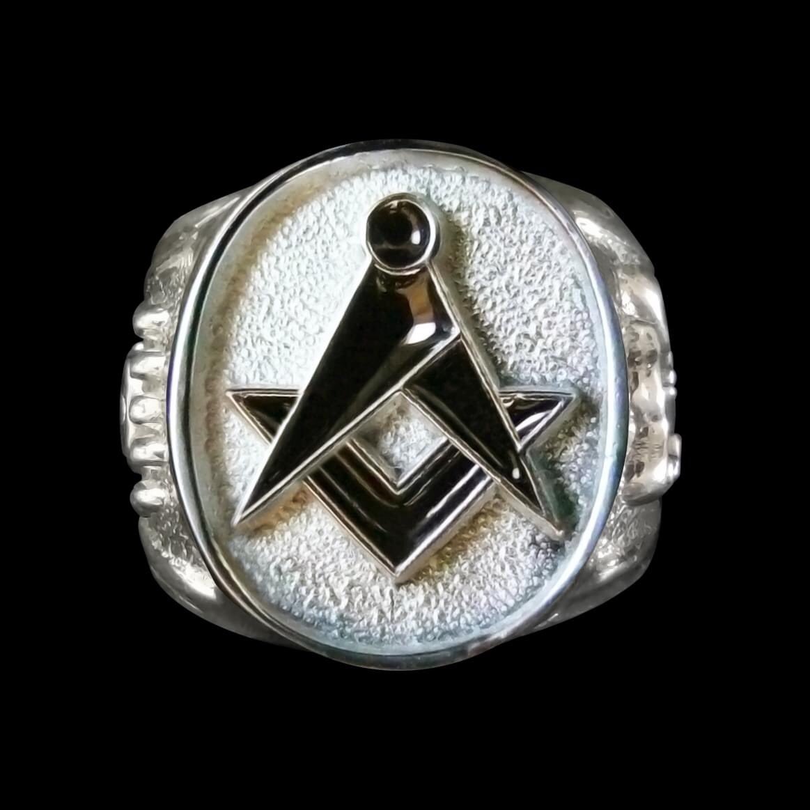 artemasonico's tweet photo. MAESTRO MASÓN. 
De manera simbólica es aquel hombre que murió al mundo de las apariencias para renacer siendo portador de valores universales, con la firme voluntad de ponerlos al servicio de la construcción del Templo de la Humanidad, asociándose a la Obra del Gran Arquitecto. https://t.co/Dox9eox7yj