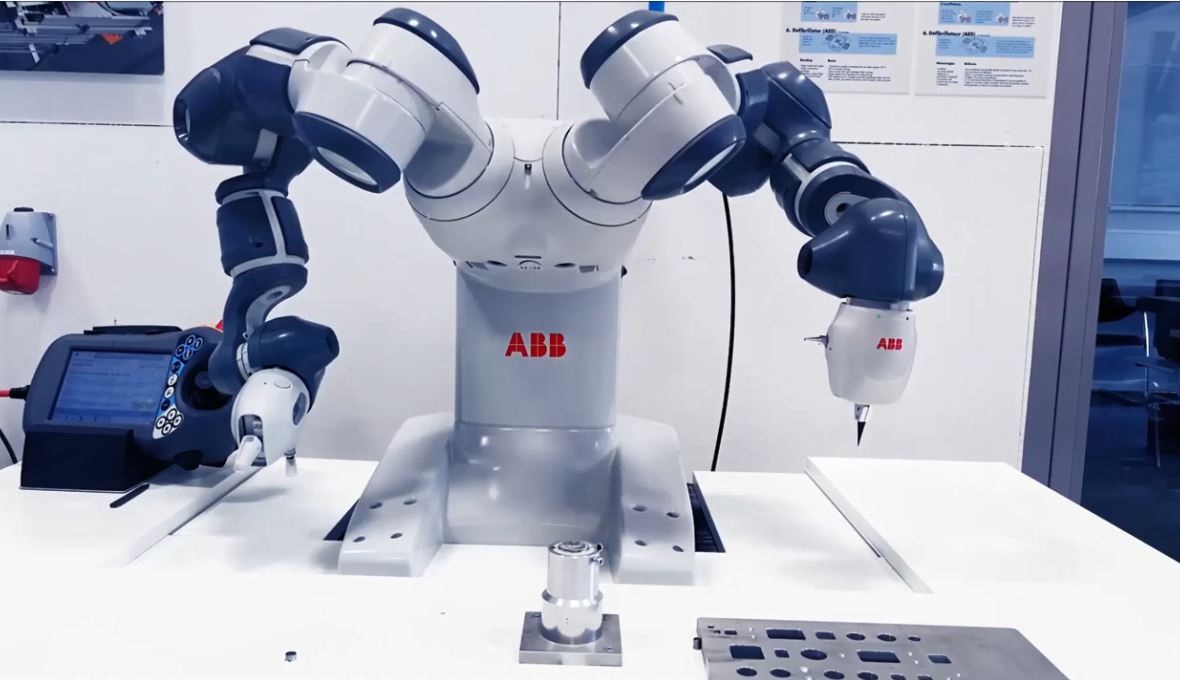ABB_Japan's tweet photo. YuMiが誇る優れた精度
⌚️機械式時計の細かいパーツをピックアップ⚙️
2:39のフル動画を是非ご覧ください➡️https://t.co/G6nNUNTEDv
#協働ロボット #産業用ロボット #5YearsofYuMi https://t.co/21NbWdOZnq
