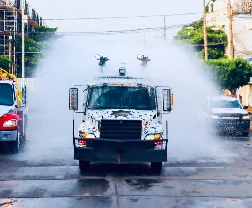 lalizcuevas's tweet photo. Gracias al gobernador @alejandromurat por enviarnos a #Godzilla para sanitizar las calles de nuestro querido #Juchitan.🌺
El @GobOax Siempre haciendo equipo con todos los municipios por el bien de Oaxaca y el ISTMO. ❤️

@IvetteMurat @SSP_GobOax https://t.co/jbPKGqGLcp