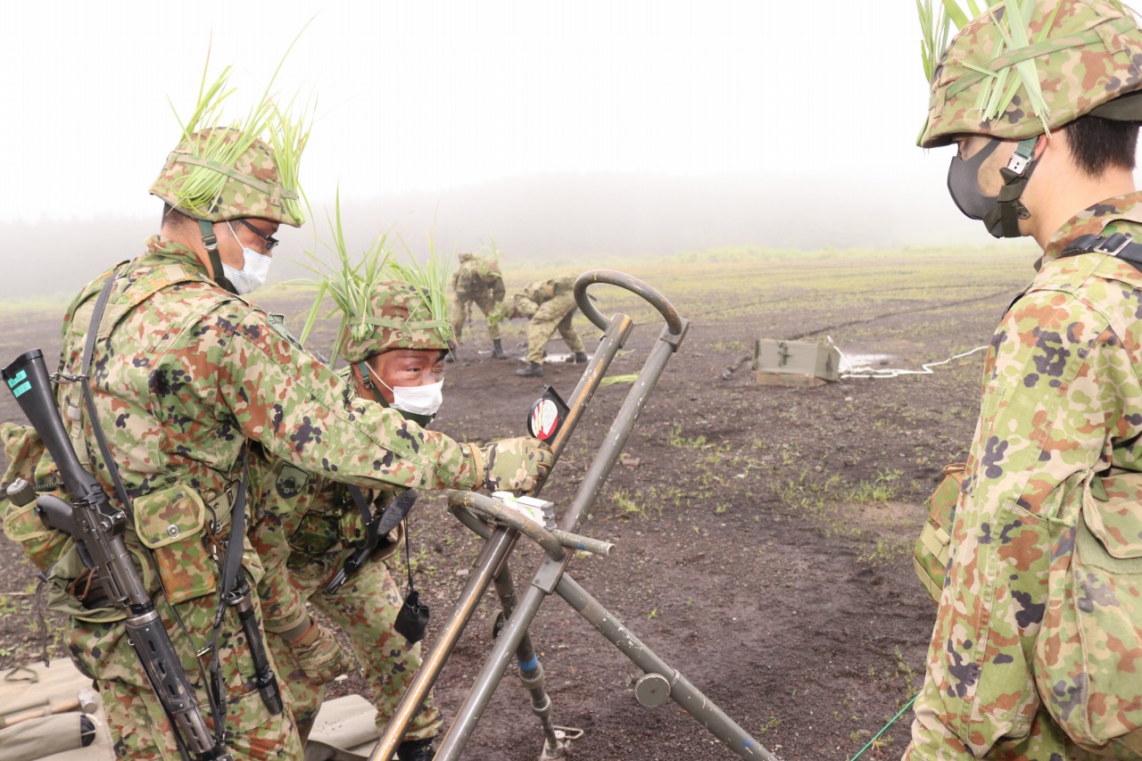陸上自衛隊 第１師団 On Twitter 野営訓練 第１施設大隊 朝霞 は７月１５日 水 から１８日 土 までの間 東富士演習場 において 令和２年度第３次大隊野営訓練を実施して ７０式 地雷原爆破装置や４０号指向性爆破薬等を使用した各種施設作業の練度を