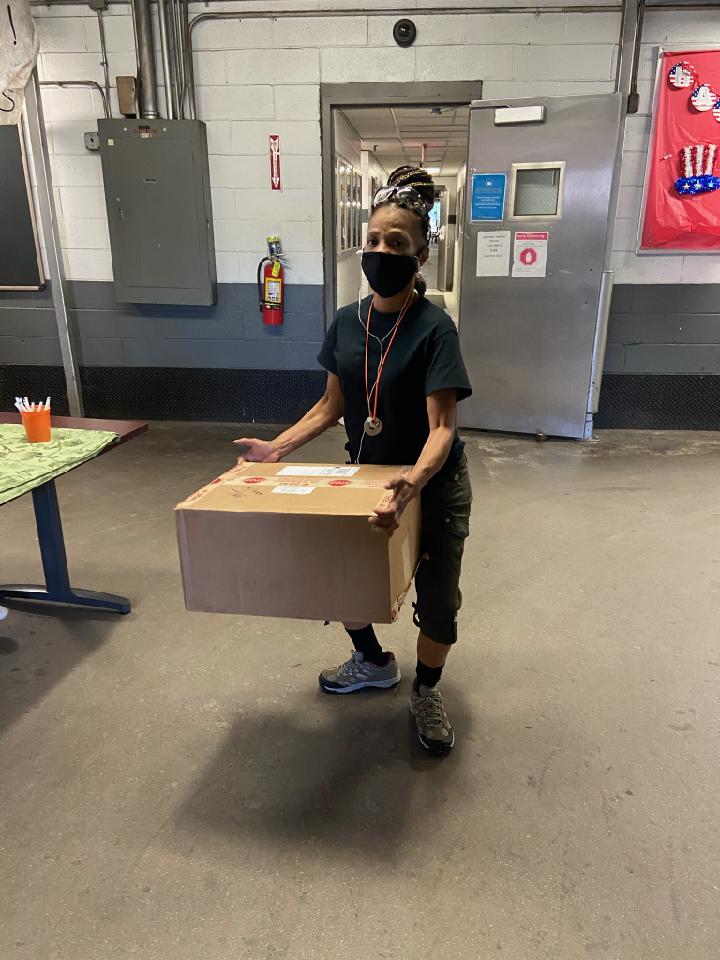 CtFeeders's tweet photo. @safetyfirstNED @MarcCaputoNED @KurtMarxSafety - Hartford Twi - Co-Chair Laurie takes the lead in the lifting and lowering demo. Showing the best practices of lifting and lowering. Got some employees to show us their skills! #nedjuly2020takeaway https://t.co/bnYypKv0ND