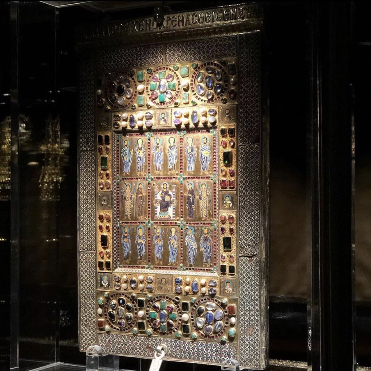 A 3D puzzle with moveable parts of collected holy matter, contained in a precious jewel box commissioned by a bastard eunuch, which itself was processed through space. The Limburg Staurotheke may be one of the most moving things I’ve ever seen.   #MedievalTwitter  #byzantineart