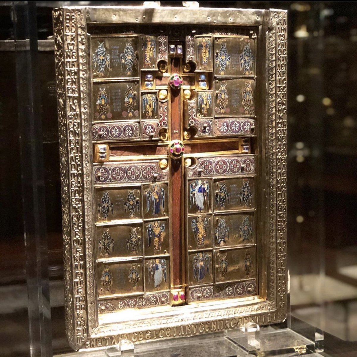 A 3D puzzle with moveable parts of collected holy matter, contained in a precious jewel box commissioned by a bastard eunuch, which itself was processed through space. The Limburg Staurotheke may be one of the most moving things I’ve ever seen.   #MedievalTwitter  #byzantineart