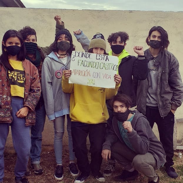 la_lechugaa_'s tweet photo. A cuántos pibes más nos tienen que desaparecer para que arda todo!? 🔥 No podemos naturalizar la violencia y la impunidad de las fuerzas represivas. Exigimos que Facundo aparezca ya! El estado es reponsable. 

#DondeEstaFacundo
#AparicionConVidadeFacundoCastro https://t.co/PC359qH79X