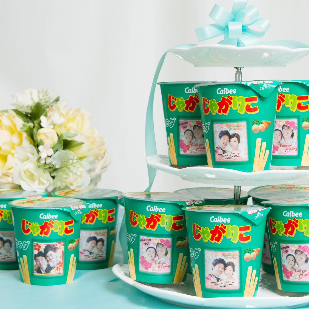 decotojp's tweet image. プチギフトに大人気の #デコじゃがりこ はいかがでしょうか！
お二人のお顔がピッタリ入るサイズになっていますよ✨
タワーにしてウェルカムアイテムとしてご使用いただくと、印象的な会場になること間違いなしです！

詳細はこちらから👇👇
decoto.jp/decojagarico/