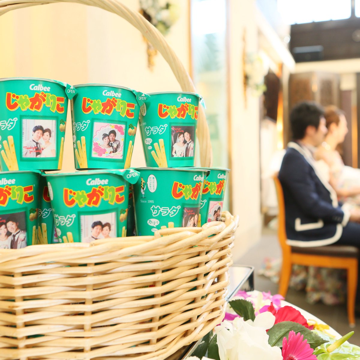 decotojp's tweet image. プチギフトに大人気の #デコじゃがりこ はいかがでしょうか！
お二人のお顔がピッタリ入るサイズになっていますよ✨
タワーにしてウェルカムアイテムとしてご使用いただくと、印象的な会場になること間違いなしです！

詳細はこちらから👇👇
decoto.jp/decojagarico/