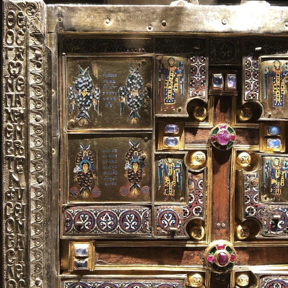 The Limburg Staurotheke, ca. 959 CE (relic of the True Cross) and ca. 967 CE (box and sliding lid). Sycamore wood, gold, gilded silver, precious gems, cloisonné enamel, and 10 additional relics (Diözesanmuseum, Limburg an der Lahn, Inv. D 1)  #staurotheke  #staurothek  #limburg