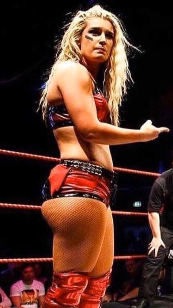 Toni Storm #PAWG #Raw #WWERaw #WWENXT.