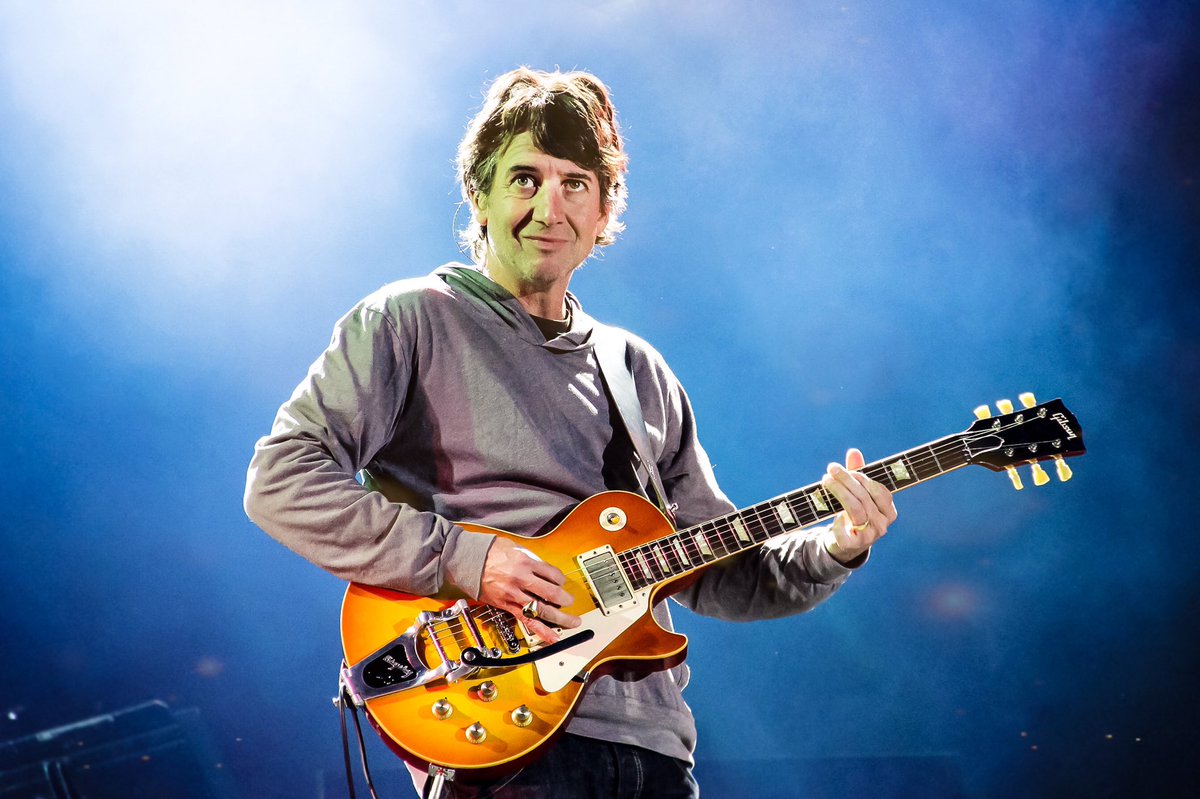 Para y por el grunge. Hoy, Stone Gossard cumple 54 años. Larga vida junto a Pearl Jam y sus proyectos solistas.

Foto: <a href="/PearlJam/">Pearl Jam</a> en Chile 2011. 📷fotorock.cl