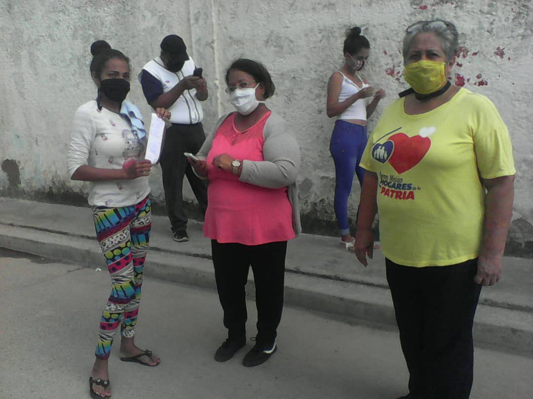 MSVCarabobo10's tweet photo. #MsvNaguanagua se desplegó en el Territorio 6 prestando apoyo a la juventud de Naguanagua a la inscripción ante el Registro Electoral CNE  en el Colegio Batalla de Bombona. 🤗💪🇻🇪

#SemanaRadicalPorLaSalud
#UnidosYSolidariosConVTV https://t.co/DNPC6fs7yq