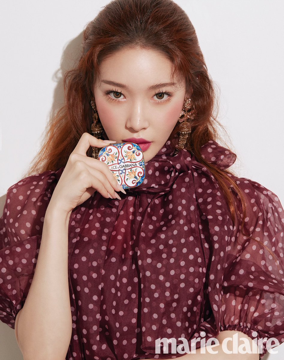 marieclairekr's tweet photo. #돌체앤가바나 뷰티 뮤즈, #청하 (@CHUNGHA_MNHent)와 함께한 화보.☀ 화보 전체 그리고 그의 바캉스 메이크업이 궁금하다면 마리끌레르 8월호 및 웹사이트를 확인하세요!
-
Chung Ha's editorial with Dolce &amp; Gabbana Beauty. More on Marie Claire Korea August issue and https://t.co/7Rvhcw8gSJ. https://t.co/foonksS317