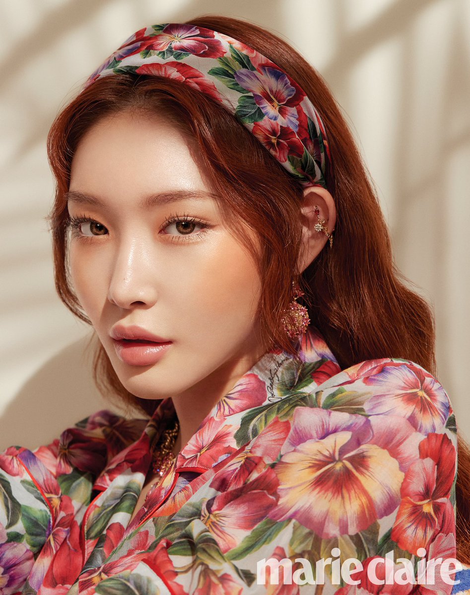 marieclairekr's tweet photo. #돌체앤가바나 뷰티 뮤즈, #청하 (@CHUNGHA_MNHent)와 함께한 화보.☀ 화보 전체 그리고 그의 바캉스 메이크업이 궁금하다면 마리끌레르 8월호 및 웹사이트를 확인하세요!
-
Chung Ha's editorial with Dolce &amp; Gabbana Beauty. More on Marie Claire Korea August issue and https://t.co/7Rvhcw8gSJ. https://t.co/foonksS317