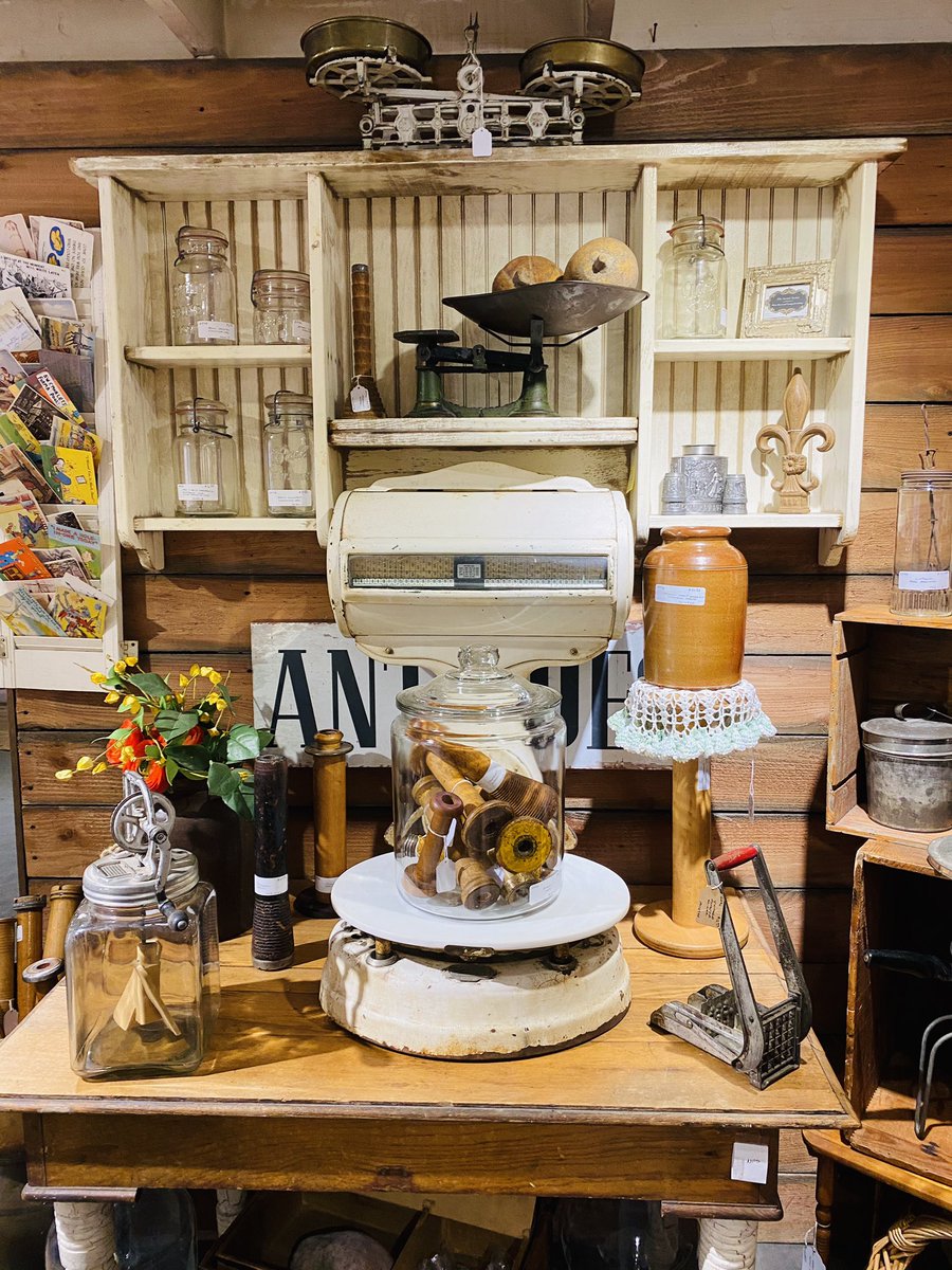 NesterSerial's tweet image. 1930s General store scale with original milk glass scale table. #antiquecompanymall #antiquebutterchurn #antiquescales #breadpuddingmolds
