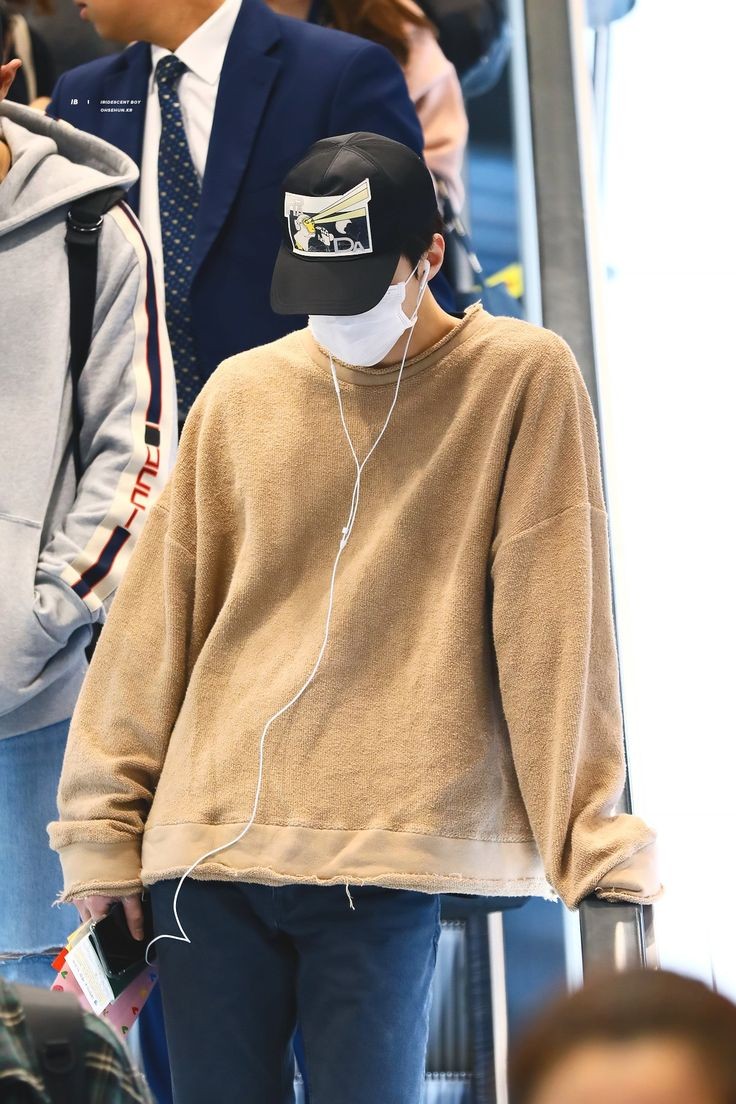 Sehun with oversized clothes >>>>> @weareoneEXO  #SEHUN    #세훈  