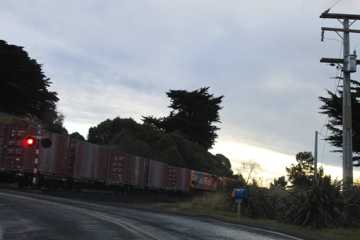 allanrob9's tweet photo. Goods train #Karitane old road. Me stopped at the crossing.Double header pulling a fair few graffiti marked wagons. #NZRail https://t.co/5b0ggC3Ufq