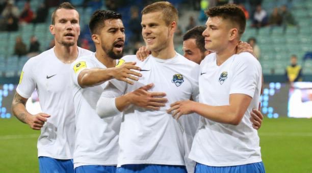 AreaDeportivaFM's tweet photo. El #FCSochi🇷🇺 en donde milita el ecuatoriano 🇪🇨 Christian Noboa no podrá jugar el próximo cotejo de la #LigaPremierRusa ya que 9 jugadores han dado positivo para #coronavirus.😱
🌟Noboa no ha presentado síntomas y descansa junto a su familia.💪🏻 https://t.co/aN7MrORtRi