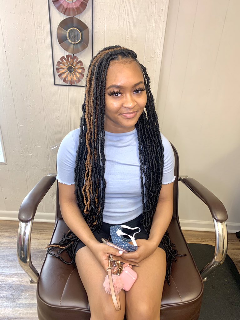 realbrittanyni's tweet photo. @ROBYNwiththeY Hey ! I’m Brittany . Located on campus #UNCP and in Lumberton. I am a Natural Hair Care Specialist🦋 . Instagram : Brittanynicole.styles 
Check me out for you hair care needs 🤍 https://t.co/YPrUHLJfa6