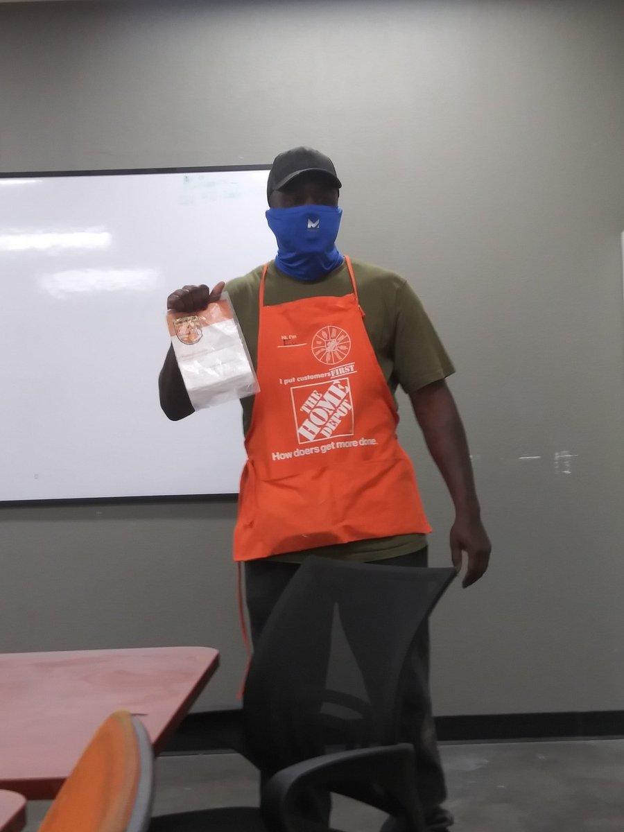 ScottSharronda's tweet photo. A BIG 8976 THANK YOU To one of of newest associates Eric D 21/22 ..He has an unsurpassed sense of urgency when it come to completing assigned task and helping wherever he is need ..Thanks again Eric keep up the good work!!!☝😉 ..#oneteamonedream https://t.co/u4fx1dOYwd