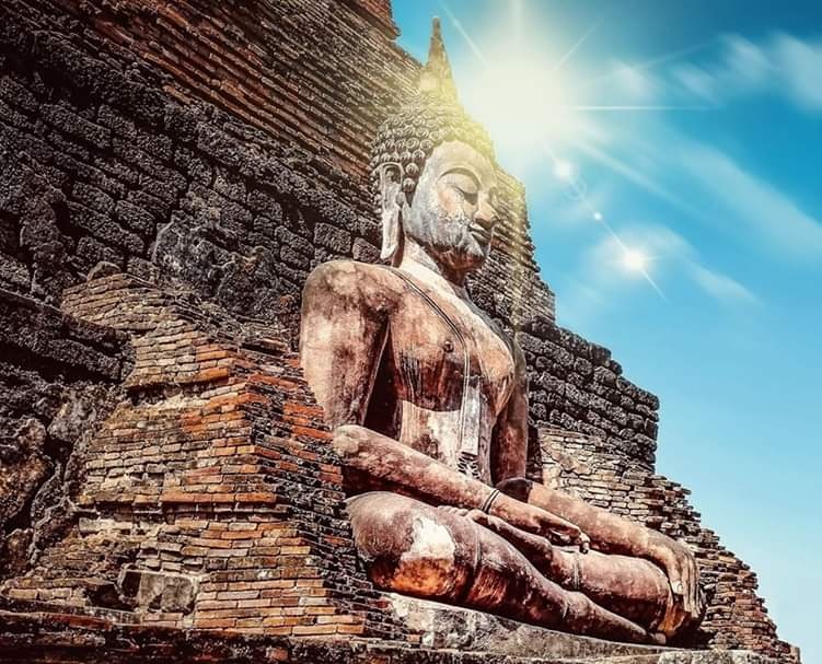 सर्वप्रथम ऐसे महान त्तवज्ञान देनेवाले कोई विवेकानंद नहिं कोई वैदिक मंत्र नहीं वो दुनिया के माहामानव तथागत बुद्ध हैं।
 ये ही बुद्ध वाणी मानवता है हमे इसका अनुशरण करना चाहिए मानवता सर्वोपरि
हम इन्सान है। इंसानियत के आधार पर  ही जीवन के पथ पर अग्रसर रहना चाहिए।
जय भीम
नमो बुद्धाय