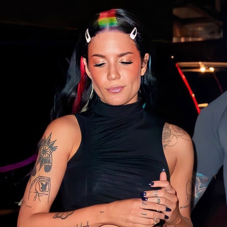 halsey con el pelo asi es una de las mejores cosas que tuvimos como fandom ...