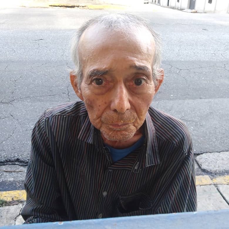 alexagomez2000's tweet photo. Por favor si alguien conoce a este señor o a su familia , parece que está perdido, no da ninguna información . Está acurrucado en la acera de la avenida principal el castaño, a la altura de la entrada el Samán, Maracay. Gracias por sus RT’S #20Jul https://t.co/jtRkXJfMYE