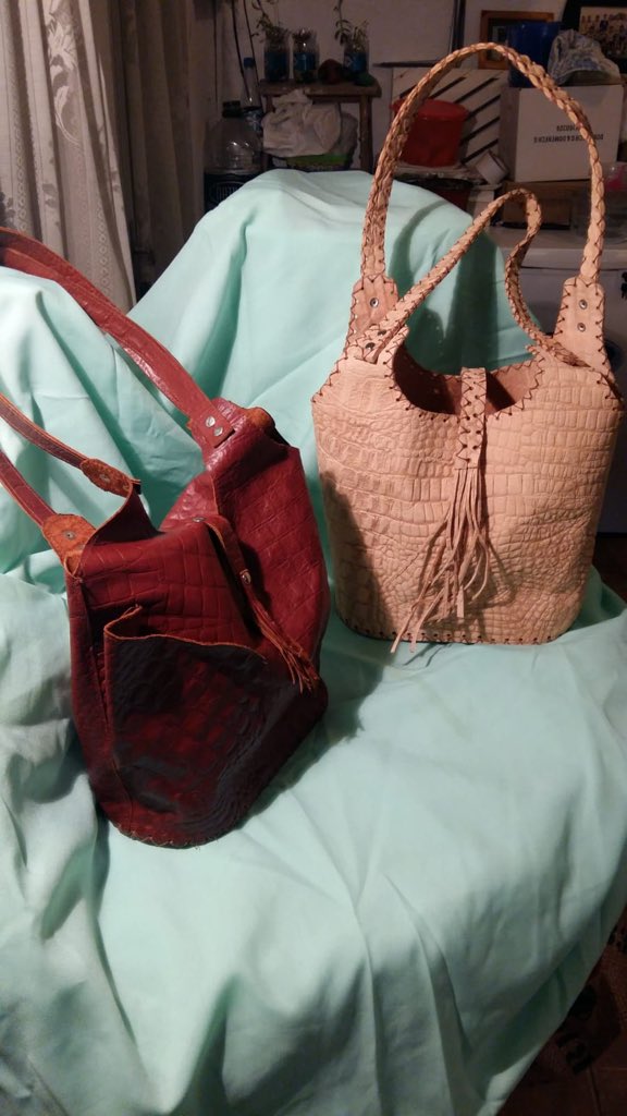 alelimon999's tweet photo. Mi vieja está en el seguro de desempleo por la pandemia...
Es una genia fabricando carteras y bolsos en cuero, cocidos a mano 👌🏽
Agradezco al que pueda con un RT y les dejo su número... ✅096 542 146 ✅la llaman, mensajean o lo que gusten 😉 gracias 🙌🏽 https://t.co/RfPHqjwJVs