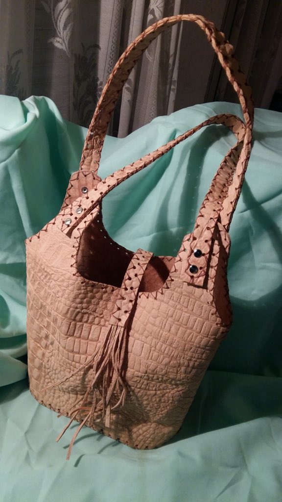 alelimon999's tweet photo. Mi vieja está en el seguro de desempleo por la pandemia...
Es una genia fabricando carteras y bolsos en cuero, cocidos a mano 👌🏽
Agradezco al que pueda con un RT y les dejo su número... ✅096 542 146 ✅la llaman, mensajean o lo que gusten 😉 gracias 🙌🏽 https://t.co/RfPHqjwJVs