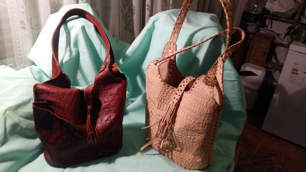 alelimon999's tweet photo. Mi vieja está en el seguro de desempleo por la pandemia...
Es una genia fabricando carteras y bolsos en cuero, cocidos a mano 👌🏽
Agradezco al que pueda con un RT y les dejo su número... ✅096 542 146 ✅la llaman, mensajean o lo que gusten 😉 gracias 🙌🏽 https://t.co/RfPHqjwJVs