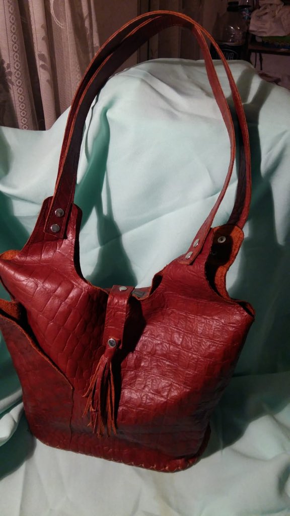 alelimon999's tweet photo. Mi vieja está en el seguro de desempleo por la pandemia...
Es una genia fabricando carteras y bolsos en cuero, cocidos a mano 👌🏽
Agradezco al que pueda con un RT y les dejo su número... ✅096 542 146 ✅la llaman, mensajean o lo que gusten 😉 gracias 🙌🏽 https://t.co/RfPHqjwJVs