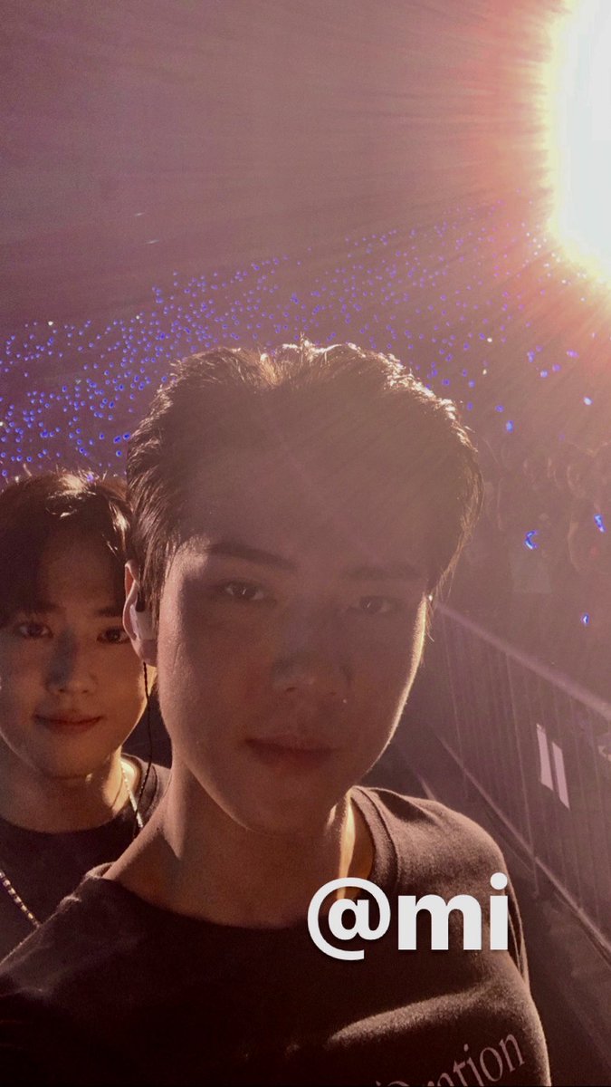 meixwoa's tweet photo. explorationソウルコンから1年、早いな😢セフンと何度か目が合って(思い込み💕)最後には自撮りしに来てくれて😍(3枚も)幸せな1日だった❤️オンマにも気を遣ってくれる優しい人🥰スホも入ってきたけど(きてくれた)🤣
#SEHUN #EXO #exploration #sehun #SUHO #junmyeon https://t.co/1Wqiq1ogqD