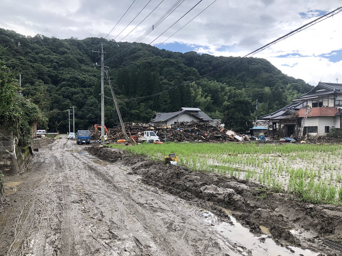 KUMAJECT2's tweet photo. 7月19日(日)に災害ボランティアに行かせていただきました。ひまわり亭に拠点を置きつつ、今回は大柿地区でも活動を行いました。この地域は家屋の2階まで浸水し、大きな被害を受けていました。また来週以降も引き続き少しでもお手伝いできればと思います。
#令和2年7月豪雨 https://t.co/DTV4KYI3ZN