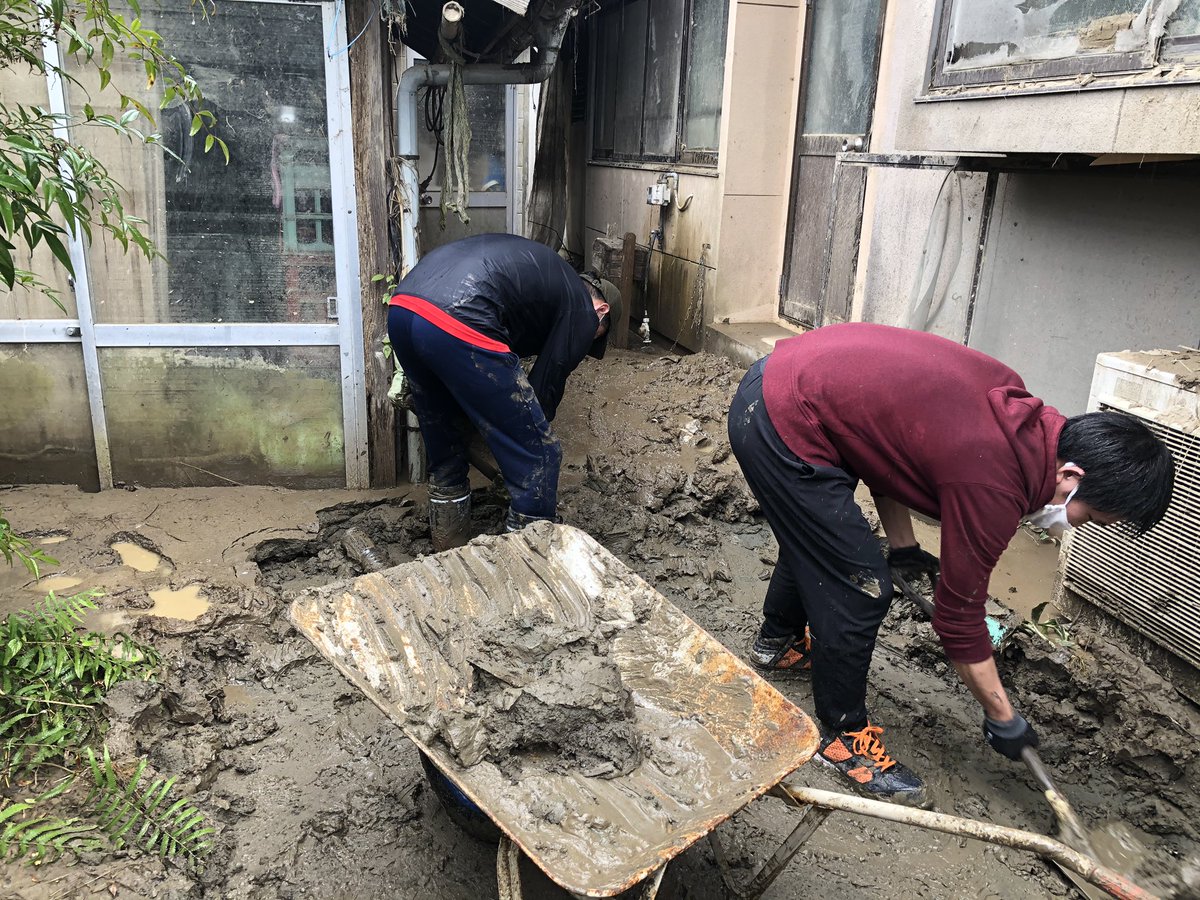 KUMAJECT2's tweet photo. 7月19日(日)に災害ボランティアに行かせていただきました。ひまわり亭に拠点を置きつつ、今回は大柿地区でも活動を行いました。この地域は家屋の2階まで浸水し、大きな被害を受けていました。また来週以降も引き続き少しでもお手伝いできればと思います。
#令和2年7月豪雨 https://t.co/DTV4KYI3ZN