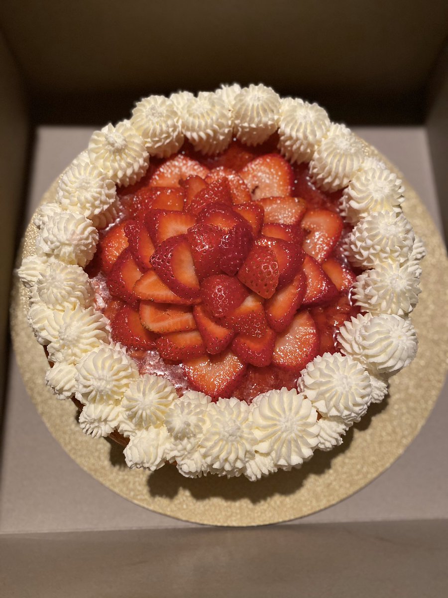 AMedibles's tweet photo. Ending the day with a GIVEAWAY🥳
To show my gratitude for all the support we get, one lucky stoner will be winning🥁🥁
A WHOLE MEDICATED CHEESECAKE 🍰🍓🍰
Rules are simple:
1-Follow us @AMedibles🚀
2-Retweet/Like this post
3-Tag who you plan to share with!😋 
Giveaway ends 7/24🤞🏽 https://t.co/njvqYv9419