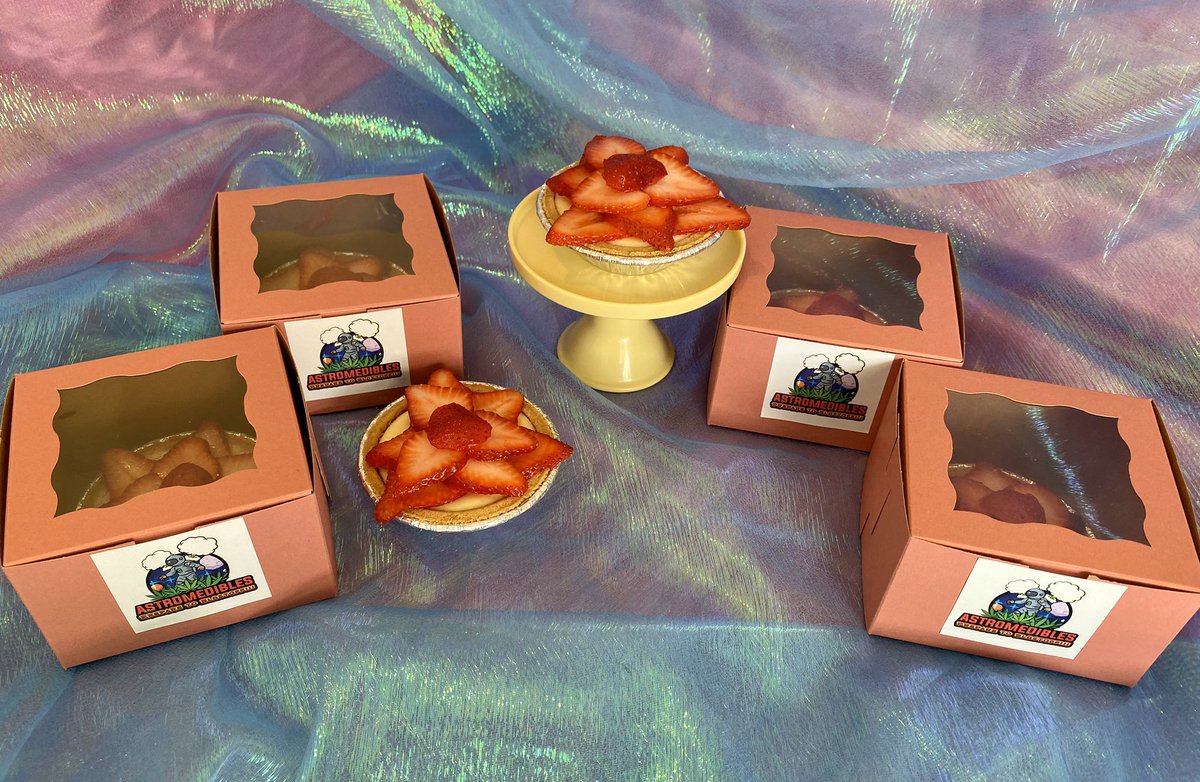 AMedibles's tweet photo. Ending the day with a GIVEAWAY🥳
To show my gratitude for all the support we get, one lucky stoner will be winning🥁🥁
A WHOLE MEDICATED CHEESECAKE 🍰🍓🍰
Rules are simple:
1-Follow us @AMedibles🚀
2-Retweet/Like this post
3-Tag who you plan to share with!😋 
Giveaway ends 7/24🤞🏽 https://t.co/njvqYv9419