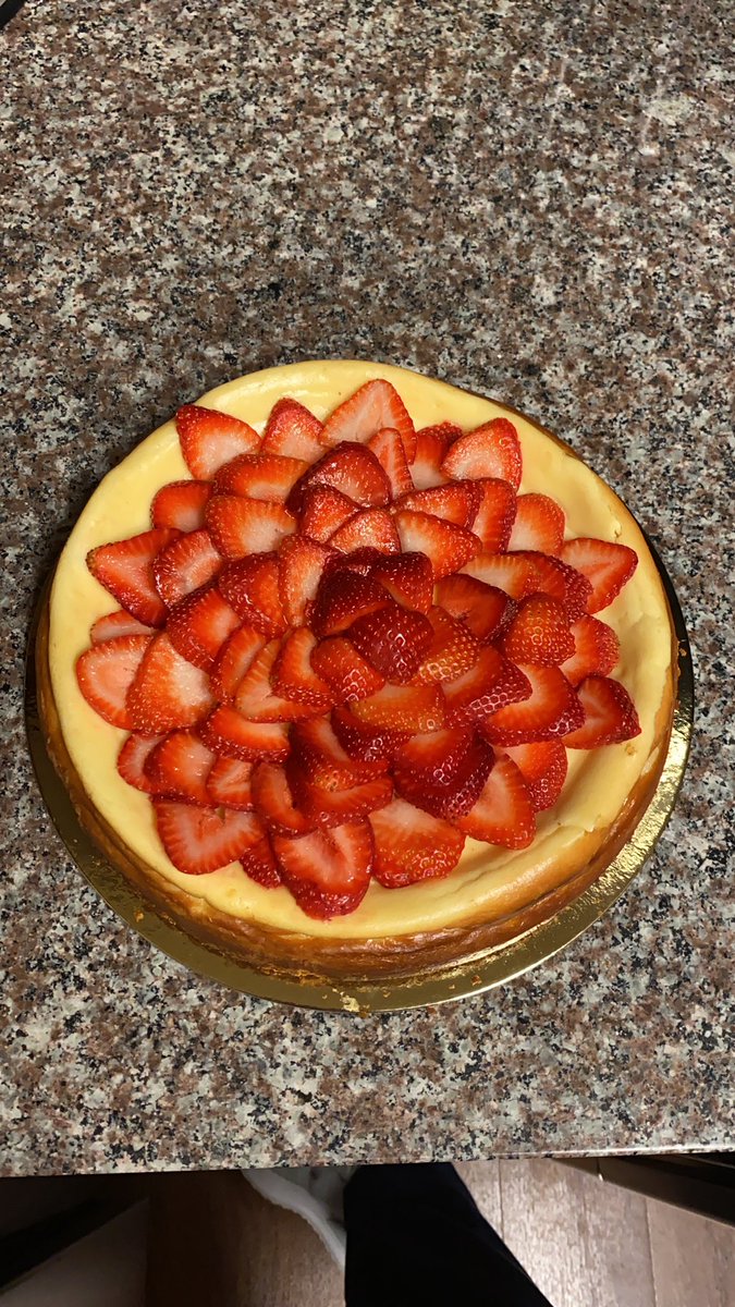 AMedibles's tweet photo. Ending the day with a GIVEAWAY🥳
To show my gratitude for all the support we get, one lucky stoner will be winning🥁🥁
A WHOLE MEDICATED CHEESECAKE 🍰🍓🍰
Rules are simple:
1-Follow us @AMedibles🚀
2-Retweet/Like this post
3-Tag who you plan to share with!😋 
Giveaway ends 7/24🤞🏽 https://t.co/njvqYv9419
