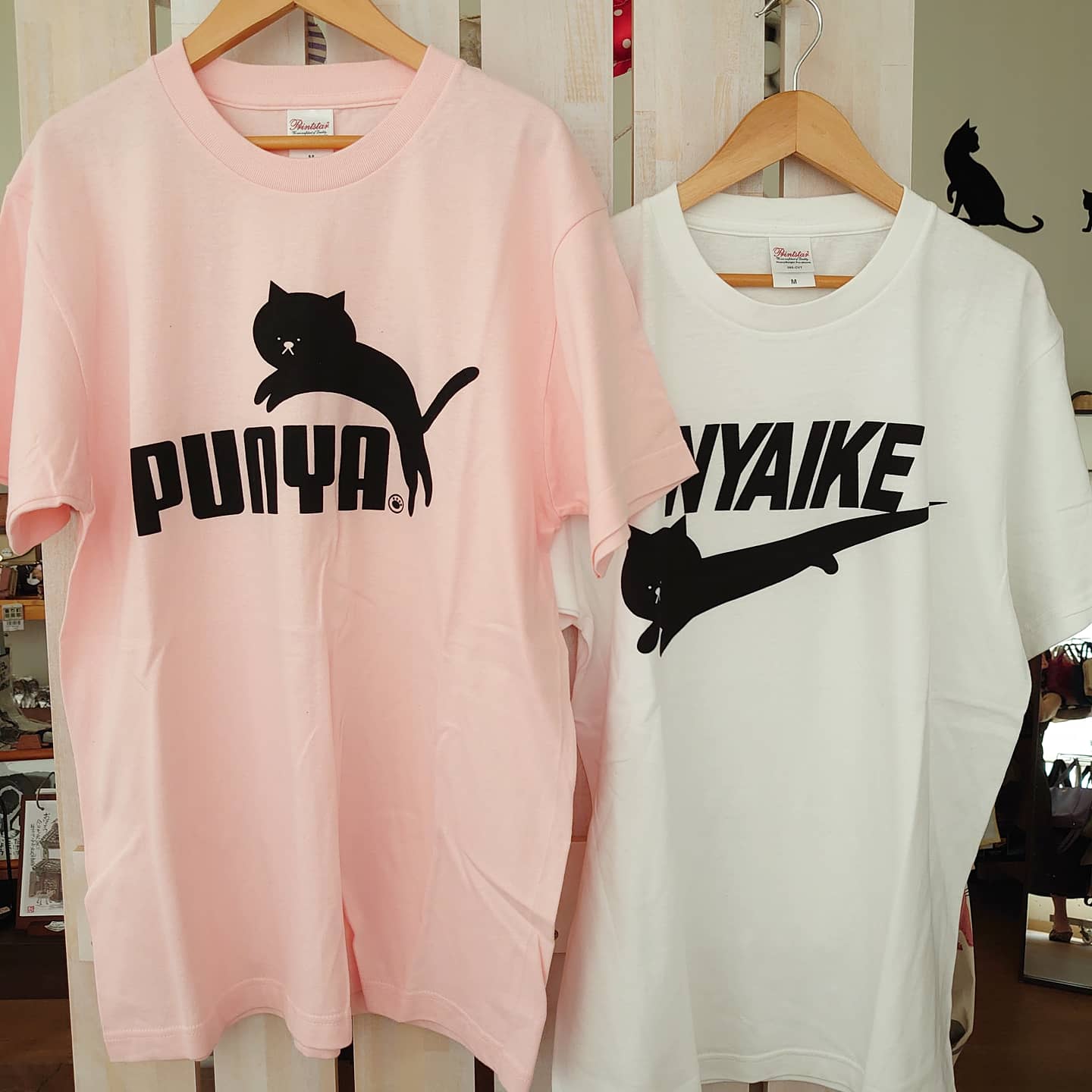 猫のいる雑貨屋さん 猫びより パロディtシャツ入荷 バックニャンコ ニャタゴニア バックプリント ニャイキ プーニャ ニャイキ バックプリント 1 900 税別 色違いサイズ違いは 取り寄せ注文可能 パロディtシャツ 猫雑貨 猫びより 今治市 ねこ