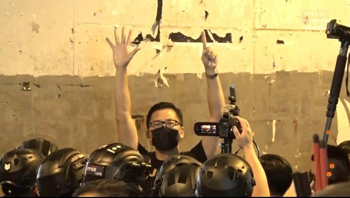 EileenEChang's tweet image. About 200 #HongKong riot police cordoned off the whole area of Yuen Long station &amp;amp; besieged lawmaker @cheuktinglam while he’s running press conference about police-triad collusion at #721YuenLongAttack. He held up fingers to symbolise #FiveDemandsNotOneLess.
Photo captured: #RTHK