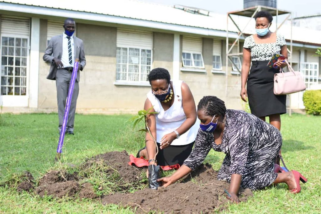 RNayenga's tweet photo. Yesterday under the Fitness and Nutrition (FAN), we planted mango, guava and other fruit trees at Canon Apollo Core Primary Teachers College in Kabarole. This was after doing ground breaking for a $43,000 grant that was received by the Rotary Club of Kabarole #DGRosettiVisits https://t.co/gsJumo6zN7