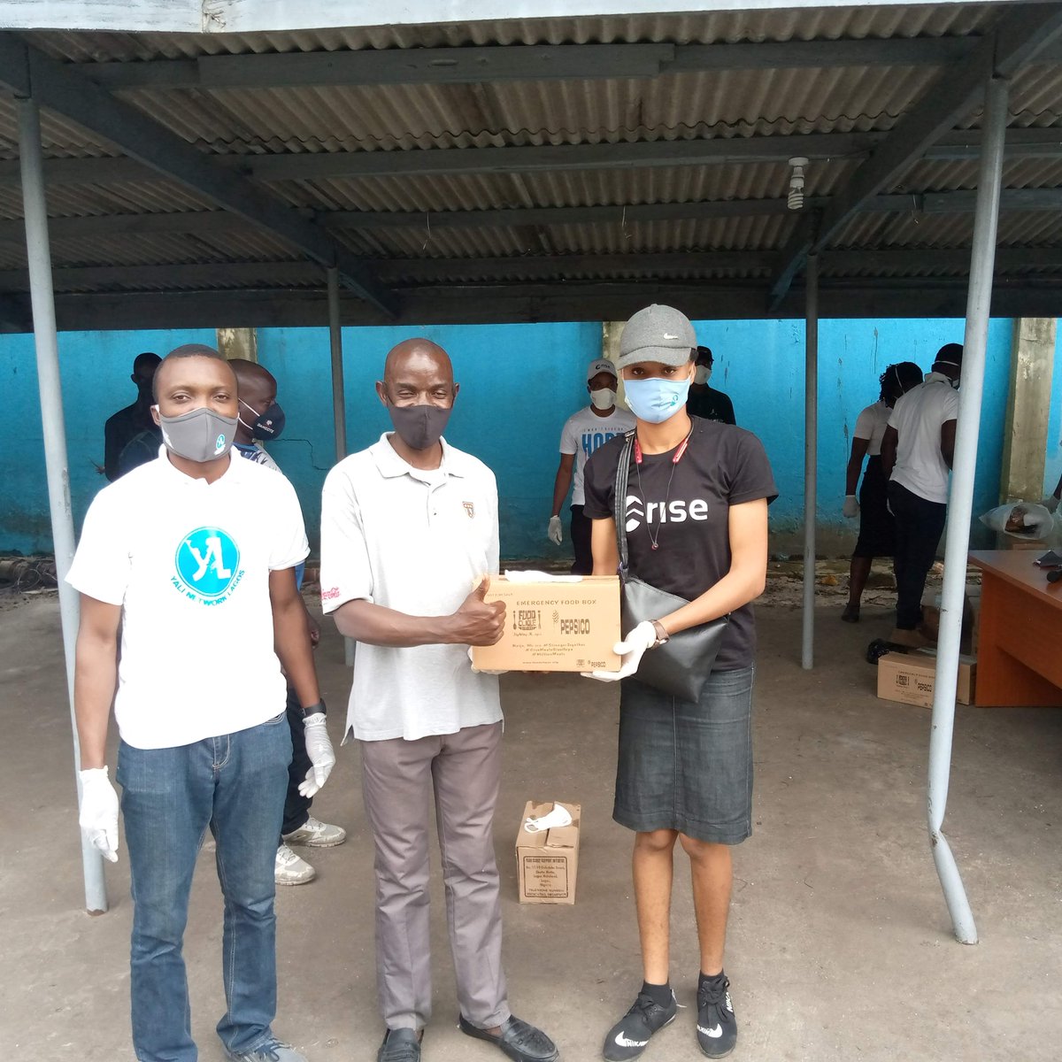 riseplatform_ng's tweet photo. RISE, in collaboration with Foodclique (@foodclique) and YALI Network Lagos (@yalinetworklag) gave out food boxes to internally displaced persons in Ikoyi Lagos to commemorate the Mandela Day.
#RISE #CovidRelief #Volunteer #MandelaDay #GiveGetRepeat https://t.co/2lvs3lkBar