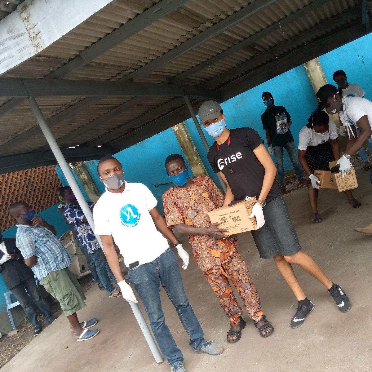 riseplatform_ng's tweet photo. RISE, in collaboration with Foodclique (@foodclique) and YALI Network Lagos (@yalinetworklag) gave out food boxes to internally displaced persons in Ikoyi Lagos to commemorate the Mandela Day.
#RISE #CovidRelief #Volunteer #MandelaDay #GiveGetRepeat https://t.co/2lvs3lkBar