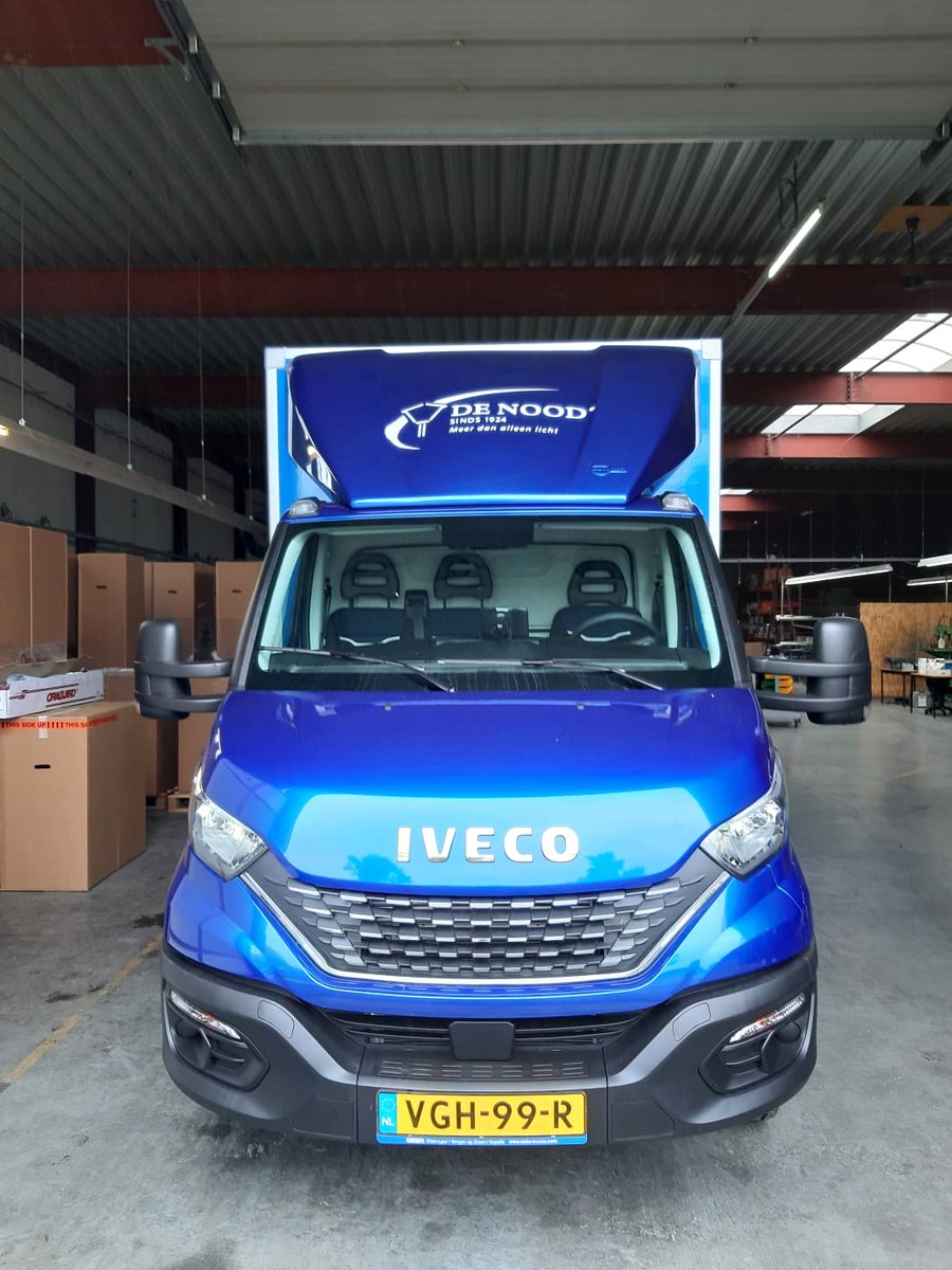 Autobeletterd's tweet photo. De Nood uit #Middelburg is al bijna 100 jaar gespecialiseerd in buitenverlichting. Logisch dat ze kiezen voor de specialist in #autobelettering, voor de belettering van hun #Iveco Daily #Bakwagen. Ook een belettering van topkwaliteit op uw auto?https://t.co/wfpa3war1z https://t.co/cFyIL5o8TK