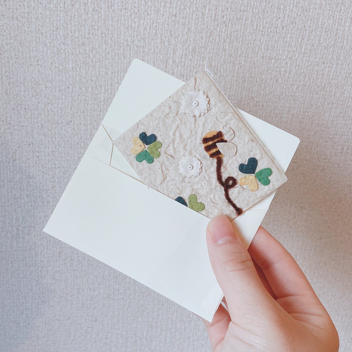 access_FT's tweet photo. ボランティアのあまのさんに、
【おすすめのカードの使い方🌻】を教えてもらいました

①誕生日や母の日のプレゼントに添えて🎁
②1年のお礼をクリスマスカードにこめて贈る🎄

全国のフェアトレードショップのみなさまと一緒にクラウドファンディングに参加しています！
⁠https://t.co/8IrBpisOz8  https://t.co/HFatZ2AqjS