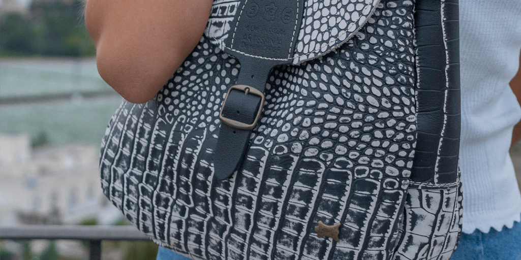 AutenticaSafari's tweet photo. ¡Hello Tuesday! 🌞
⠀
Empezamos la semana con un accesorio ideal para lucir este verano 😍
⠀
#mochila #bolso #piel #mochilas #hechoamano #hechoenespaña #slowfashion #artesania #estampadoserpiente #moda #outfit https://t.co/0CMZrRrCbu